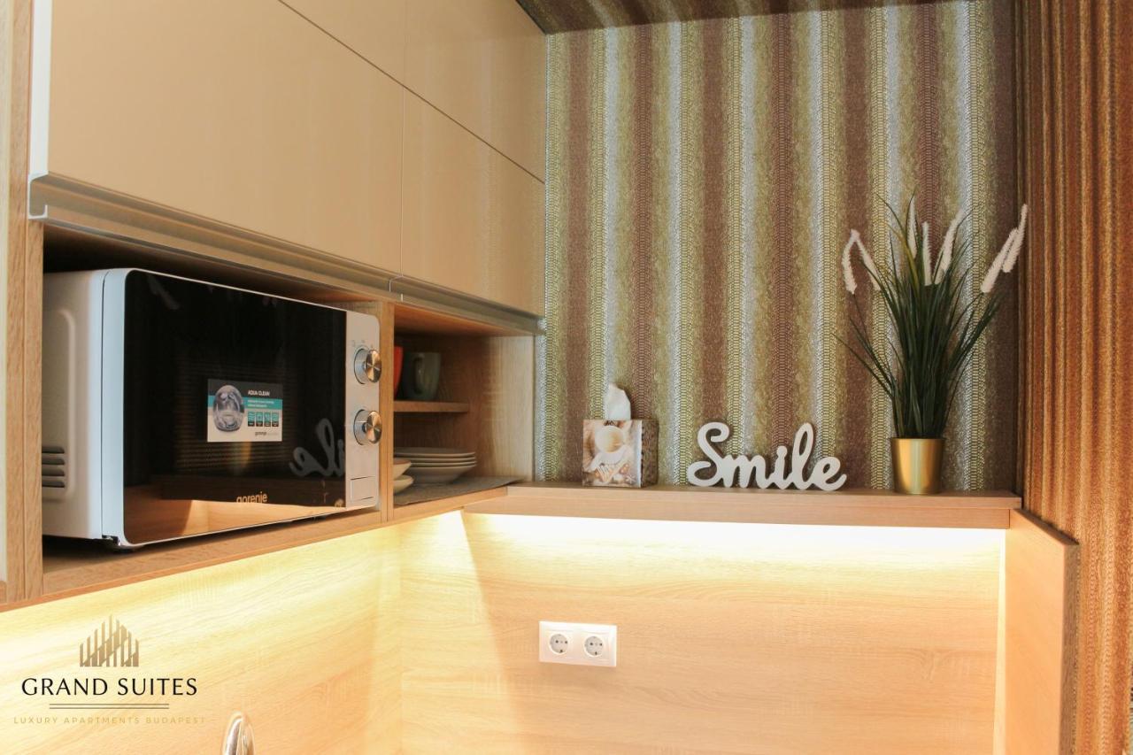 Grand Suites Corvin Boedapest Buitenkant foto