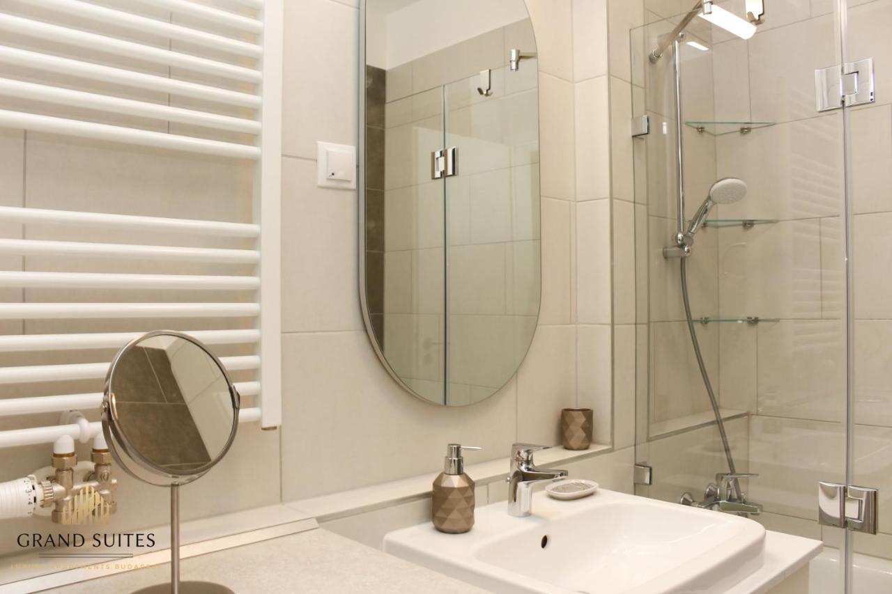 Grand Suites Corvin Boedapest Buitenkant foto